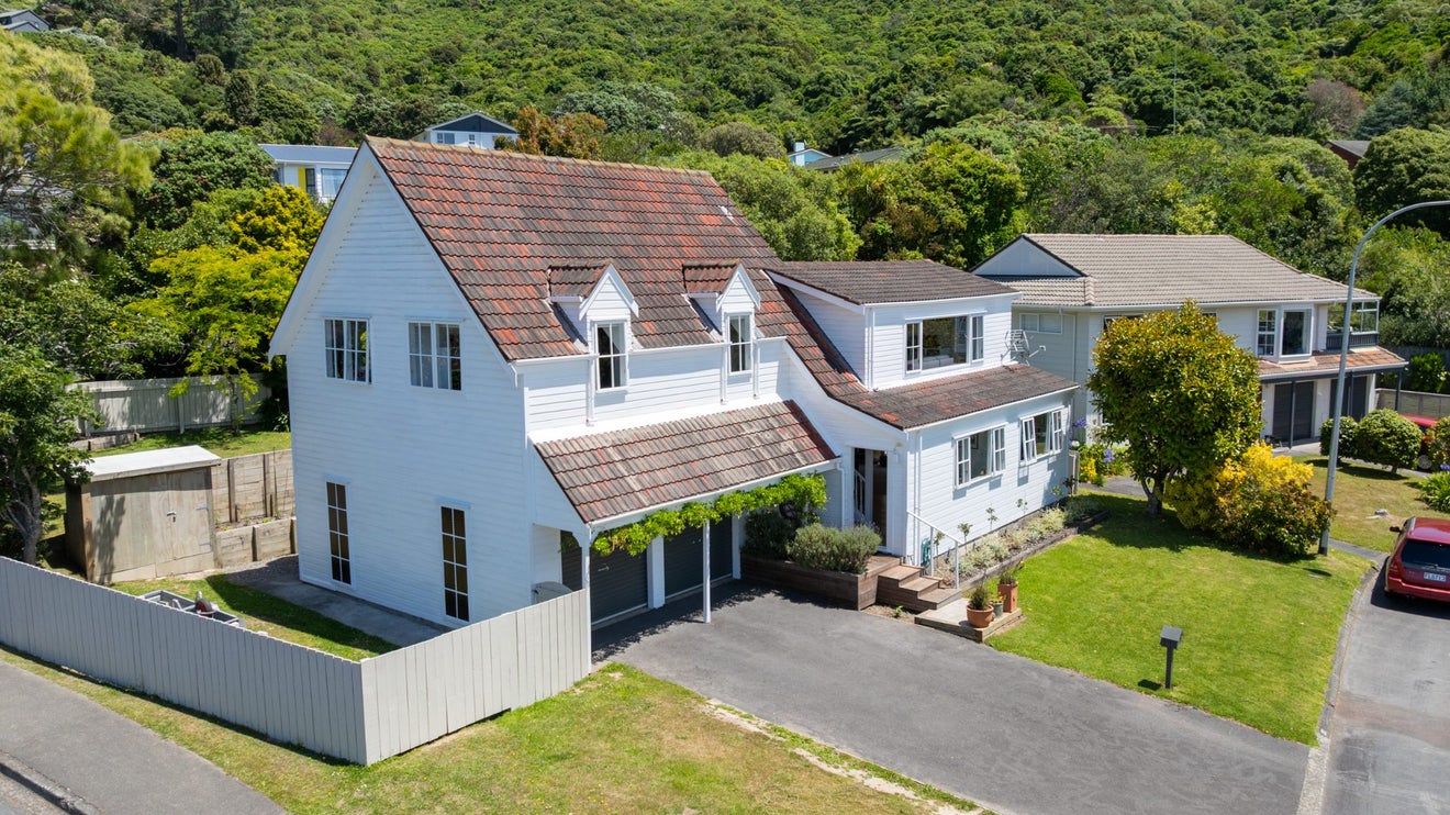 2 Newnham Court, Tawa, Wellington - Carousel 1