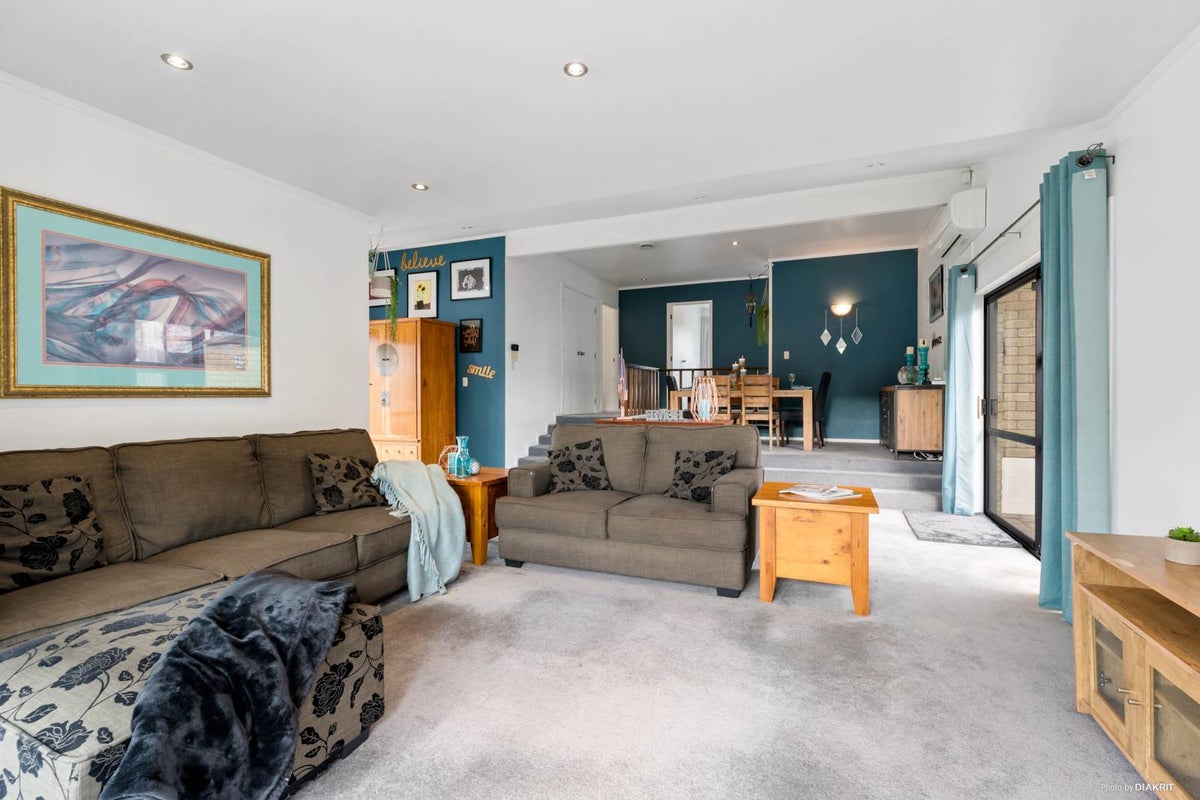 8 Palando Place, Conifer Grove, Takanini - Carousel 2