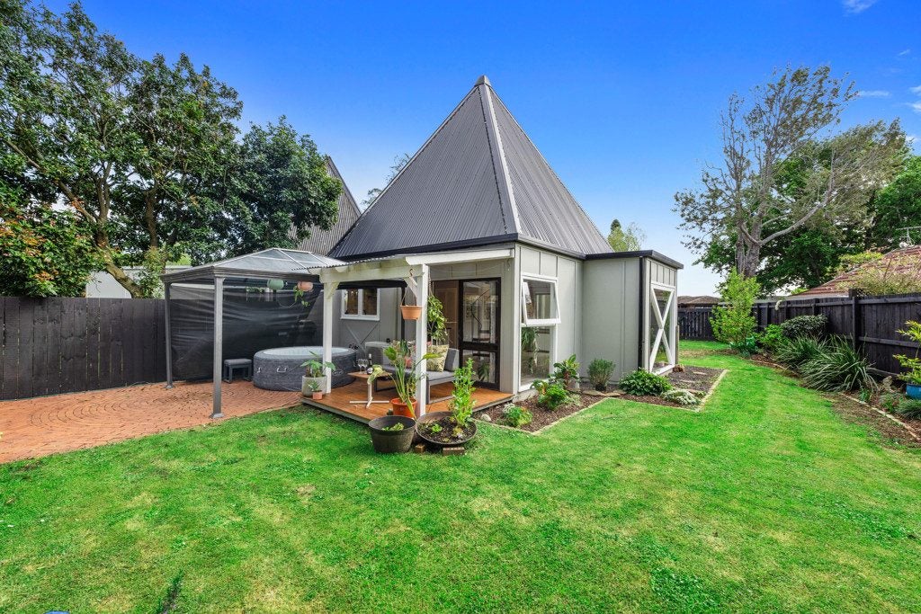 2/6 Balgowan Terrace, Conifer Grove, Takanini - Carousel 1