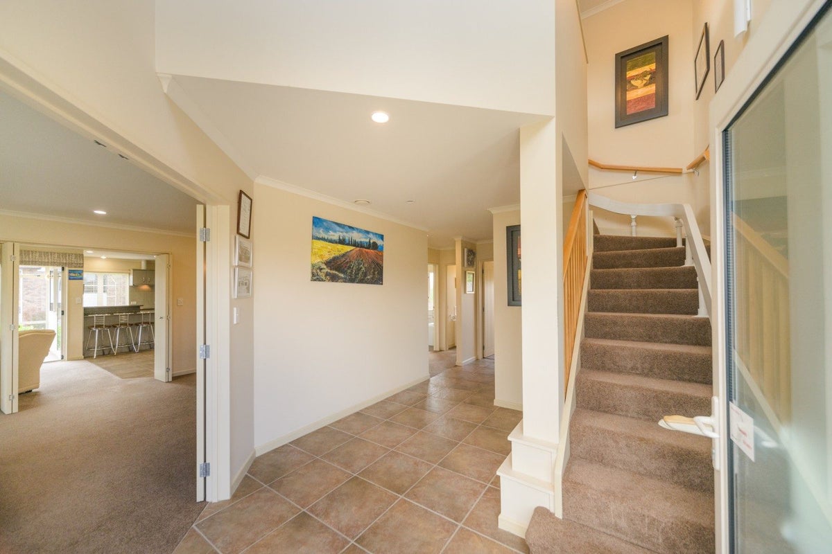 1 Silkwood Place, Fitzherbert, Palmerston North - Carousel 2