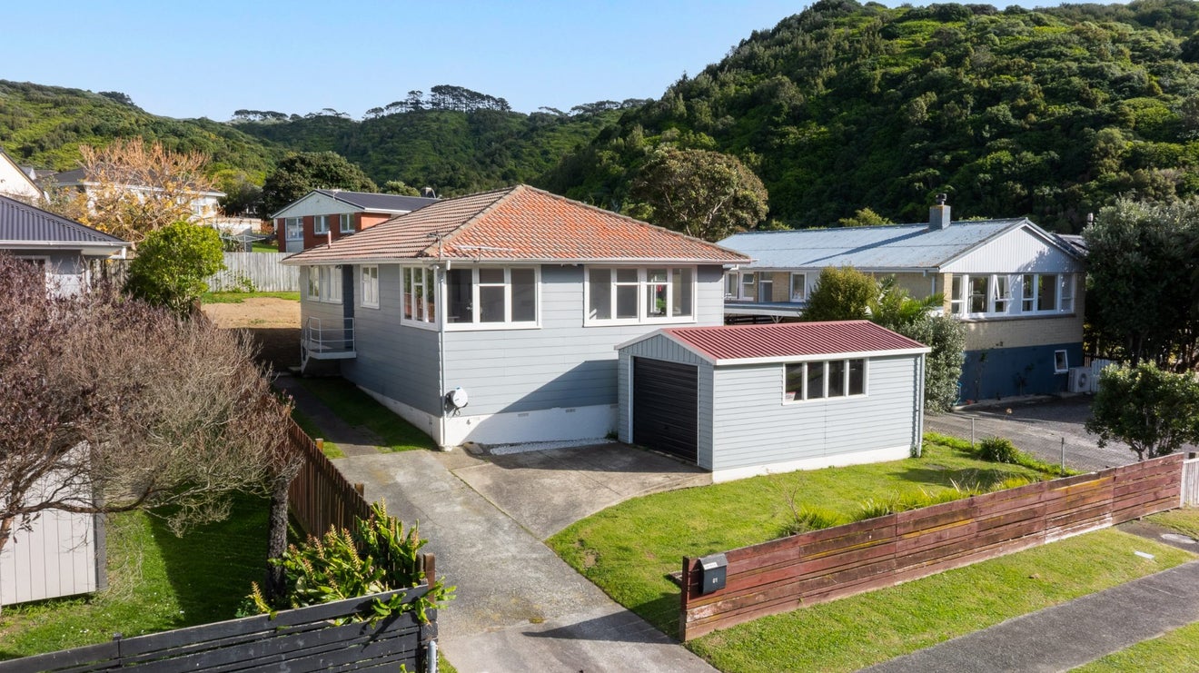 91 Rangituhi Crescent, Takapuwahia, Porirua - Carousel 1