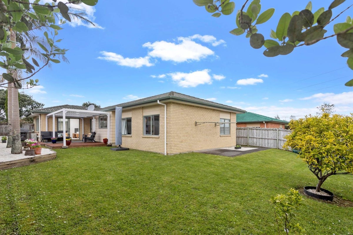 41 Robin Brooke Drive, Flat Bush, Auckland - Carousel 1