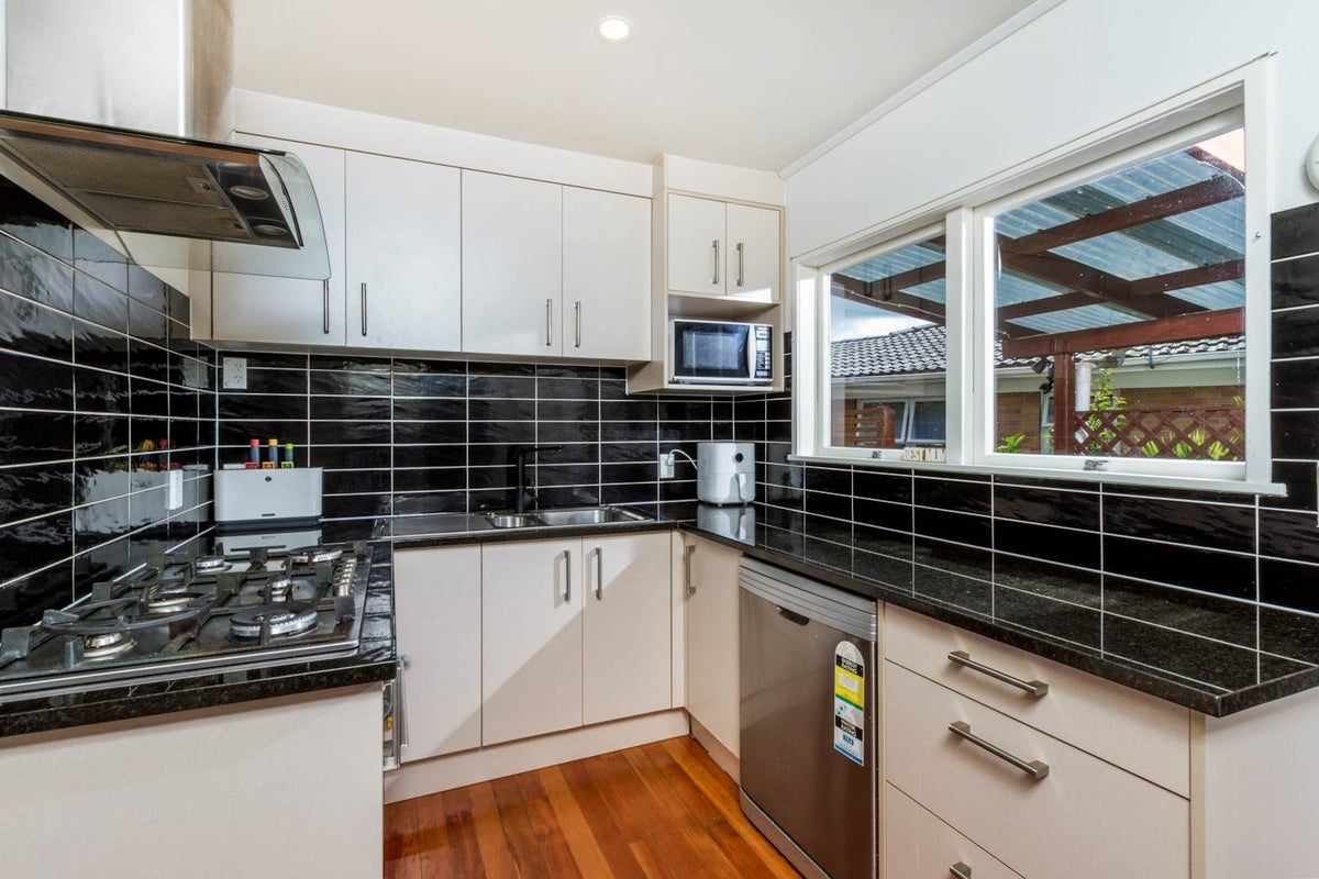 6 Ayton Drive, Totara Vale, Auckland - Carousel 2