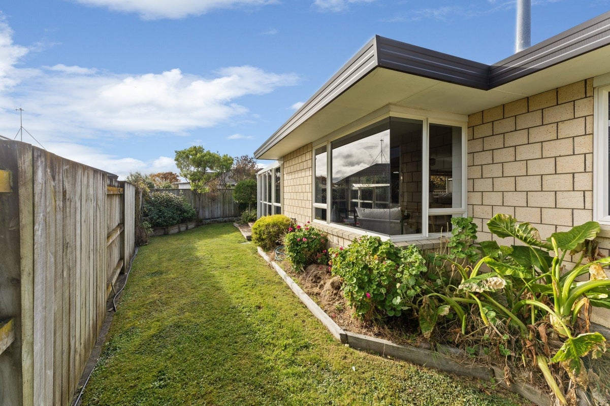 6 Daniel Place, Kelvin Grove, Palmerston North - Carousel 2