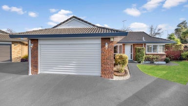 2/24 Pajaro Place, Golflands, Auckland - Carousel 1