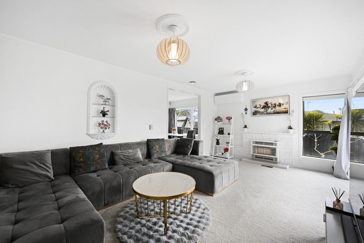 59 Resthill Crescent, Glenview, Hamilton - Carousel 2