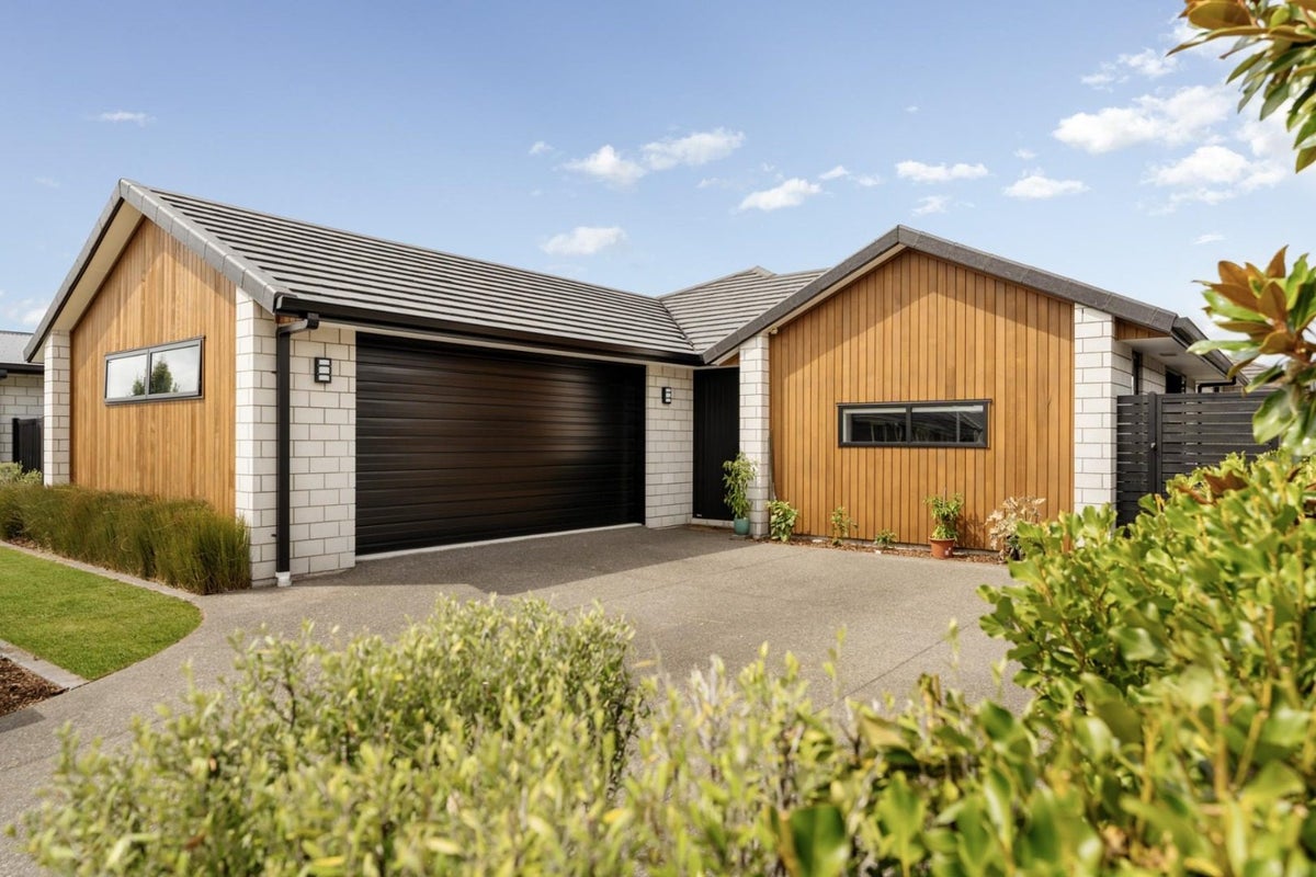 24 Raynor Crescent, Pyes Pa, Tauranga - Carousel 1