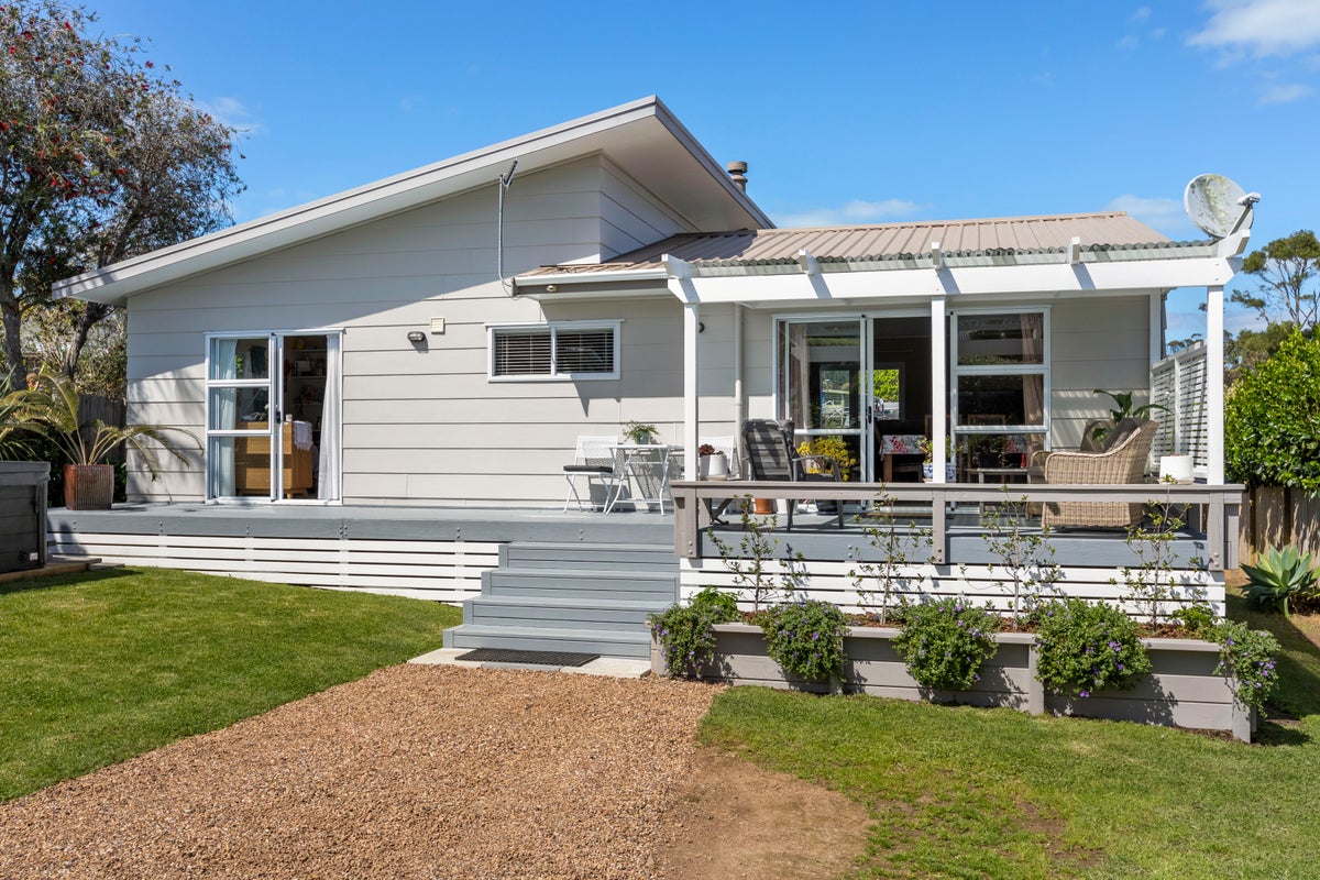 8 Hartley Avenue, Onetangi, Waiheke Island - Carousel 1