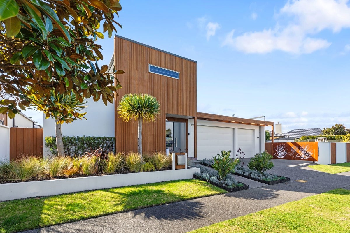 543 Gloucester Road, Papamoa Beach, Papamoa - Carousel 1