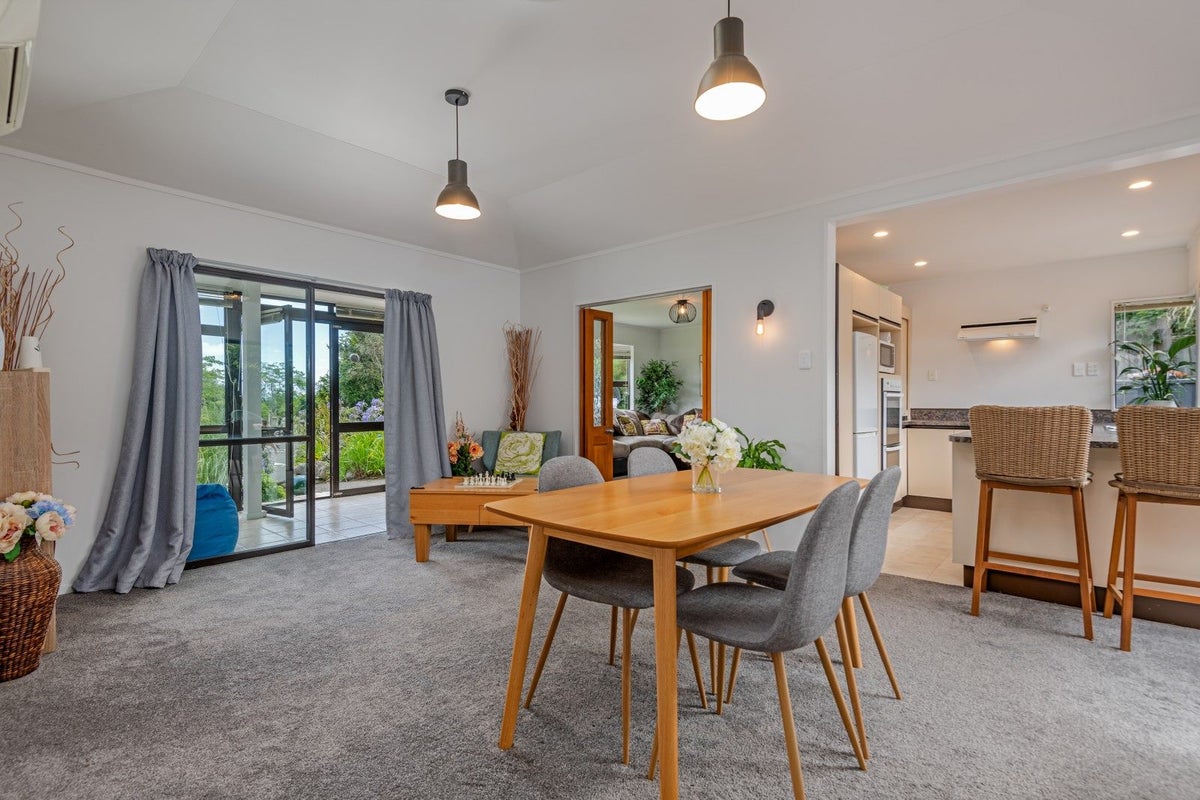 1 Springdale Grove, Fitzherbert, Palmerston North - Carousel 2