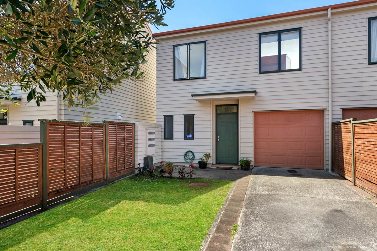 88/1 Ambrico Place, New Lynn, Auckland - Carousel 1