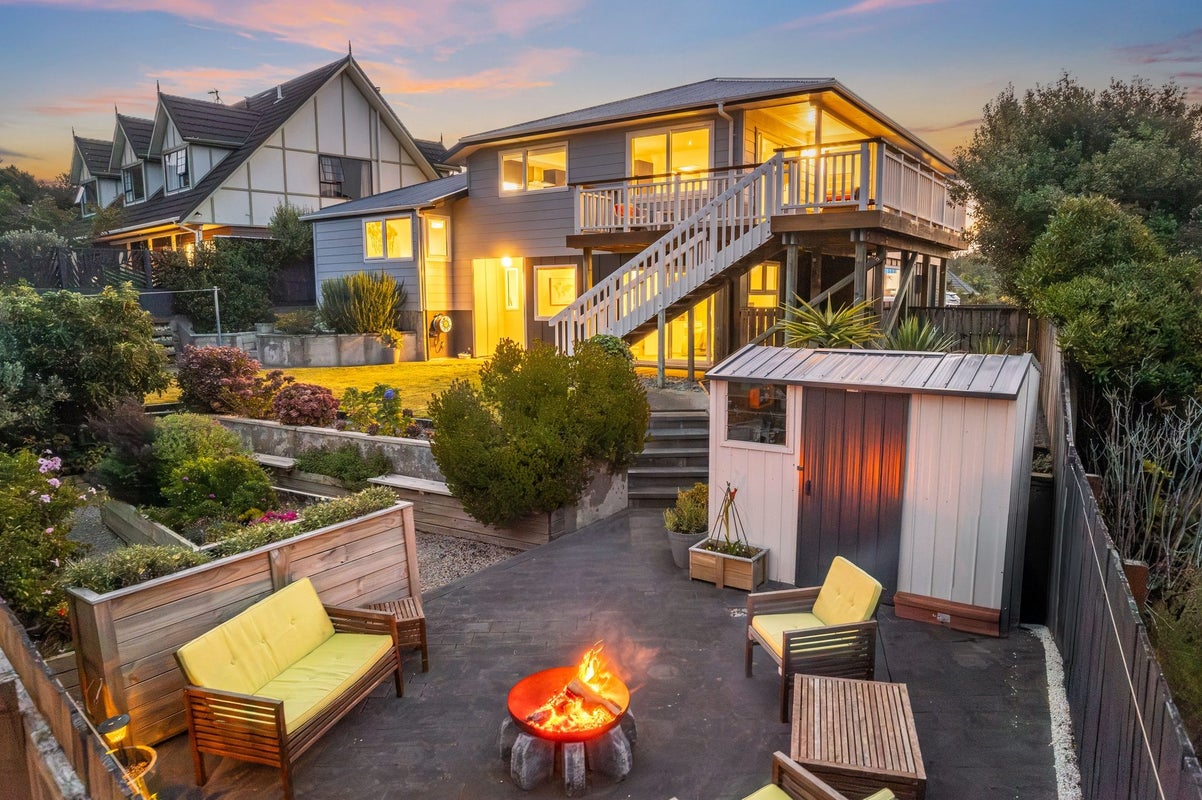7 James Cook Drive, Whitby, Porirua - Carousel 2