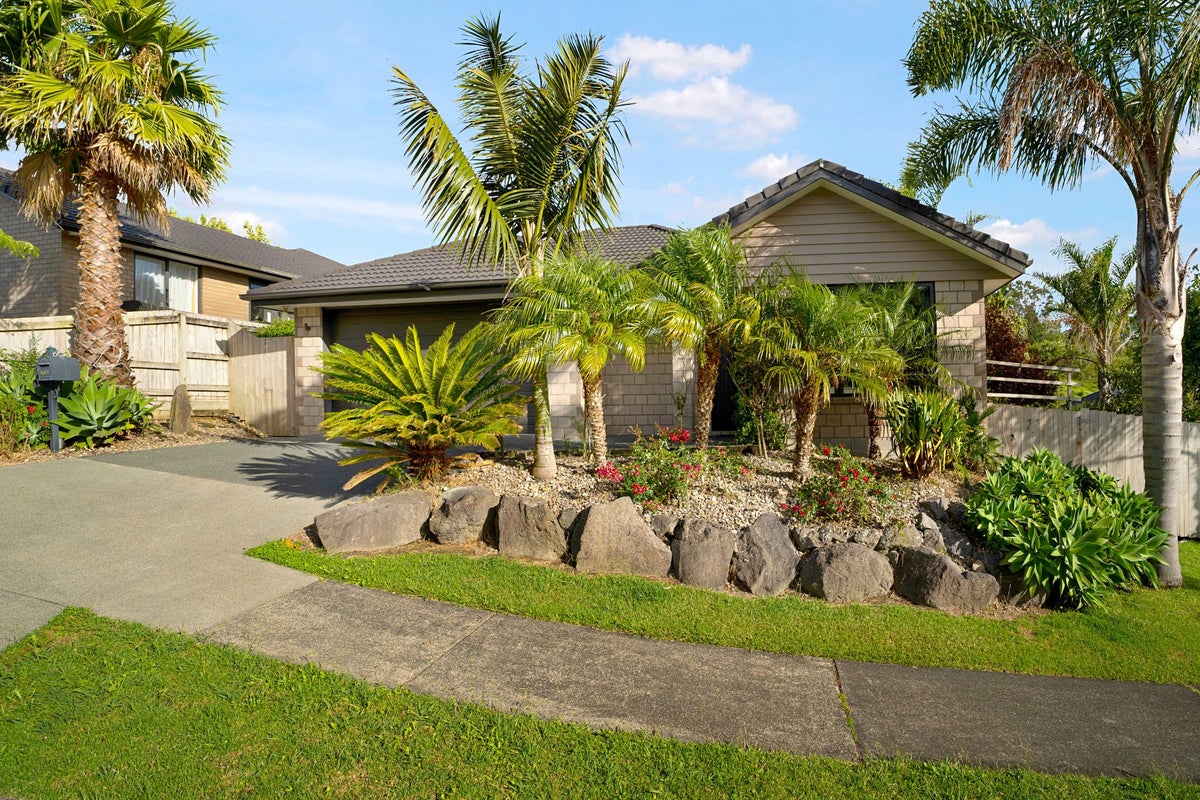 22 Jezero Drive, Massey, Auckland - Carousel 1
