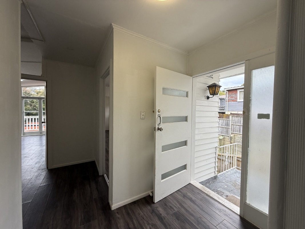 16 Avonleigh Road, Green Bay, Auckland - Carousel 2