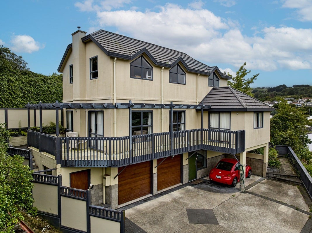 12A Redwood Avenue, Tawa, Wellington - Carousel 1