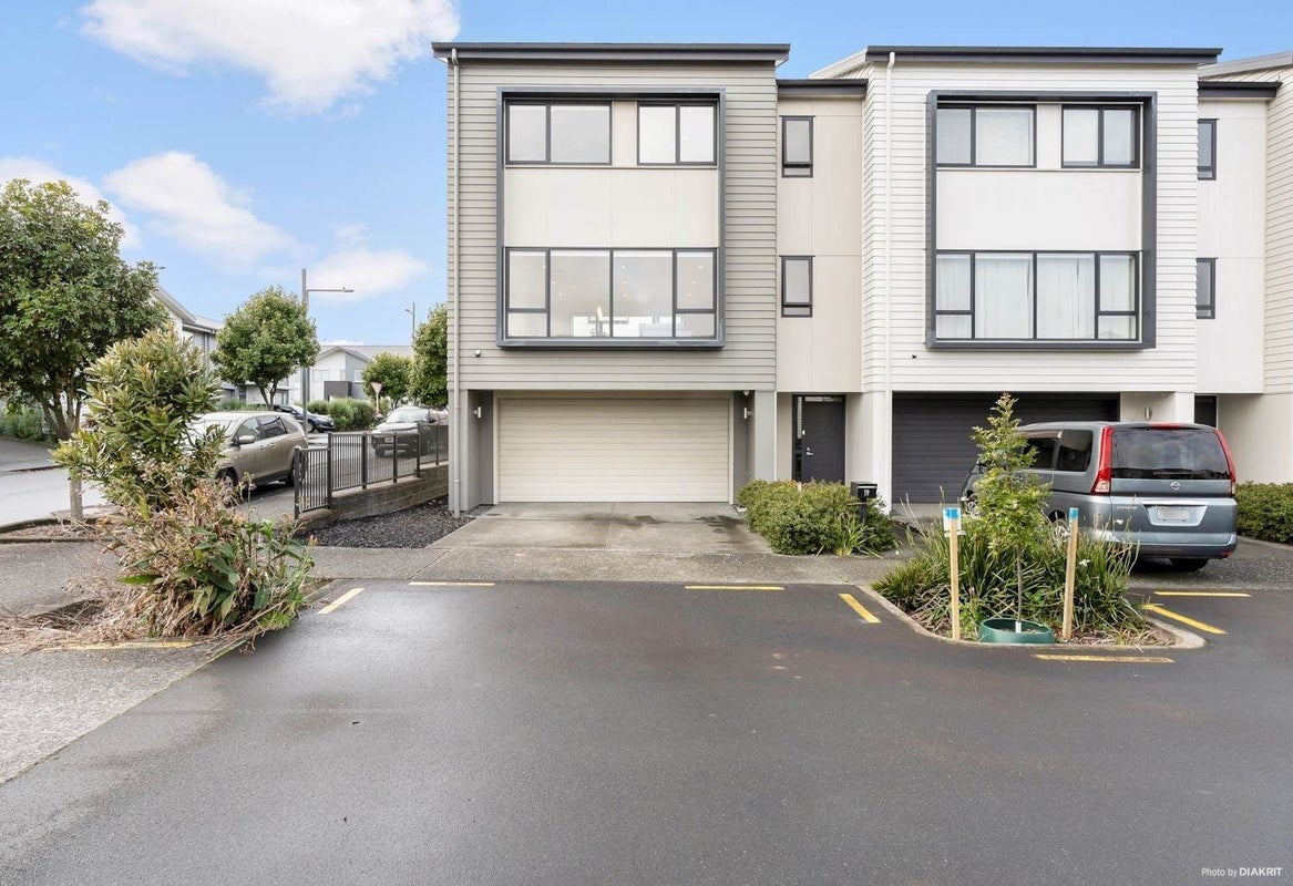 19 Tia Road, Flat Bush, Auckland - Carousel 1