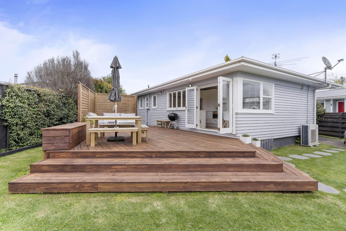 4 Clinton Avenue, Te Atatu Peninsula, Auckland - Carousel 2