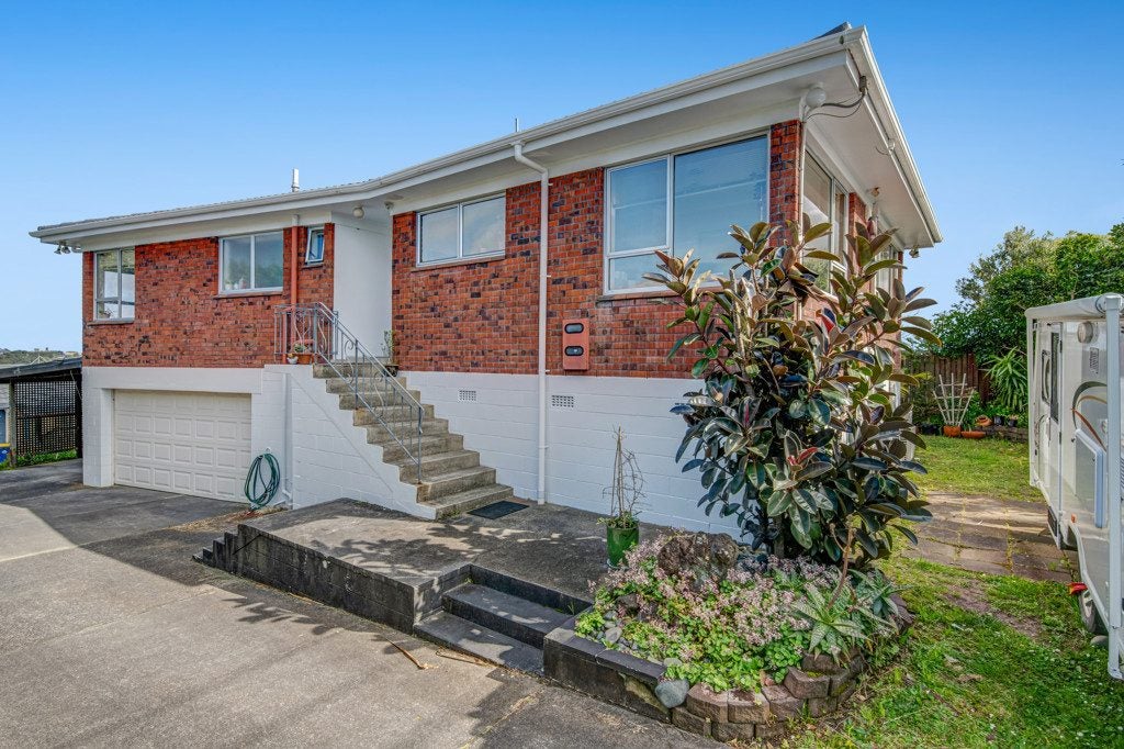 1/96 Sunset Road, Unsworth Heights, Auckland - Carousel 1