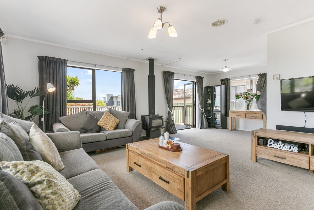 8 Crail Court, Totara Heights, Auckland - Carousel 2