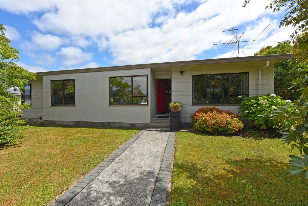 21 Memphis Grove, Totara Park, Upper Hutt - Carousel 17