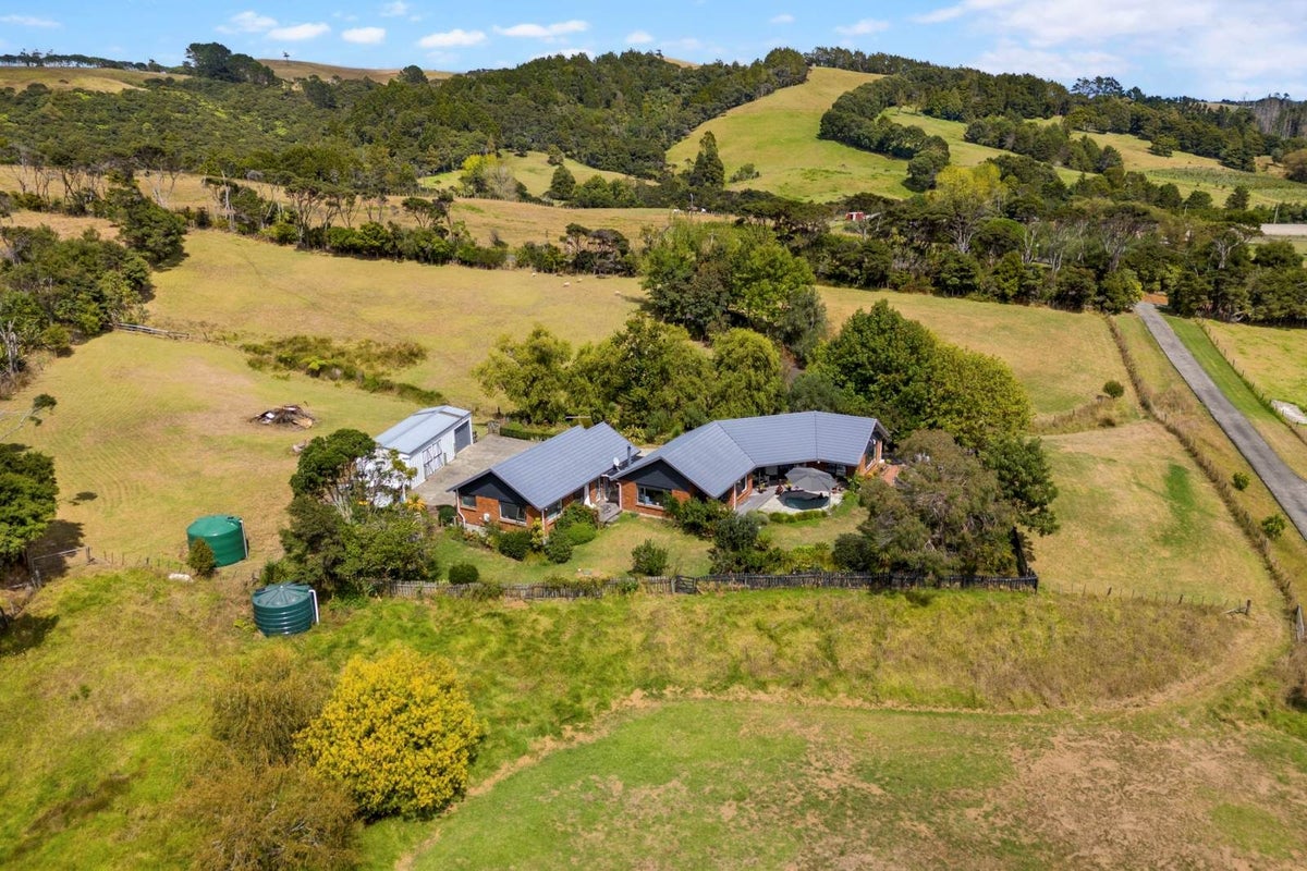 271 Muriwai Valley Road, Muriwai, Waimauku - Carousel 1