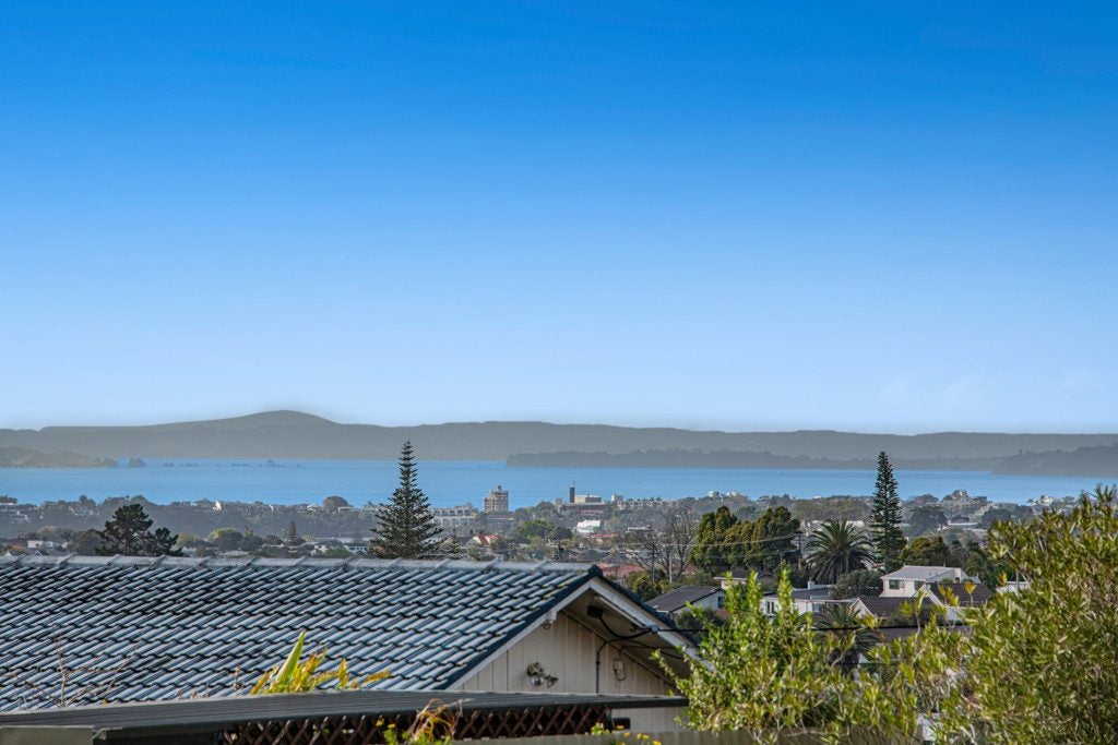1/96 Sunset Road, Unsworth Heights, Auckland - Carousel 2