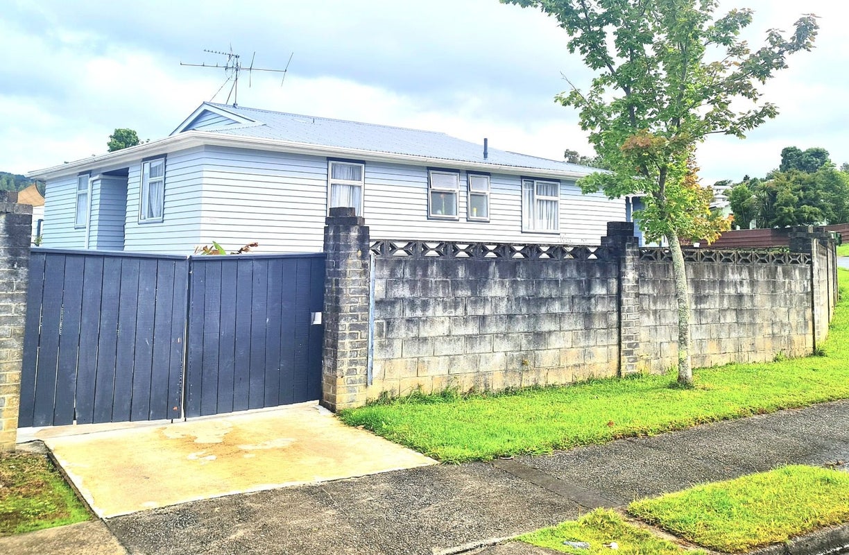 12 Edelweiss Grove, Timberlea, Upper Hutt - Carousel 1