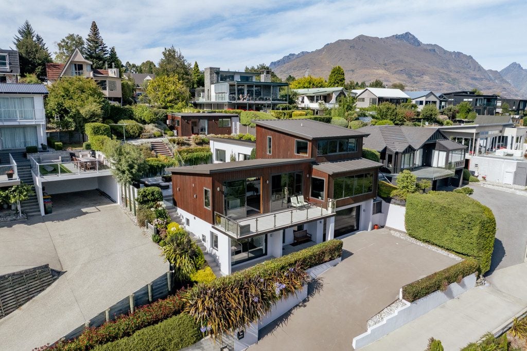 560 Peninsula Road, Kelvin Heights, Queenstown - Carousel 1