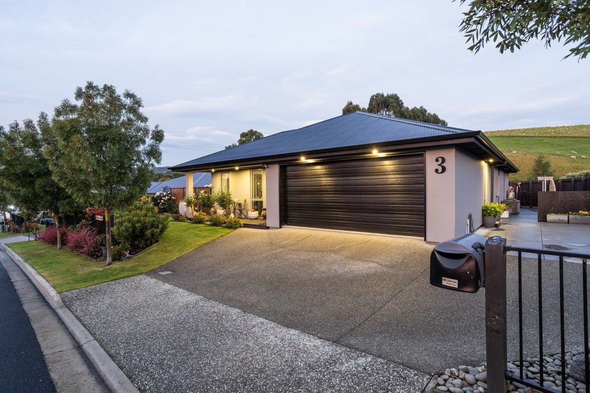 3 Trudi Place, Green Island, Dunedin - Carousel 1