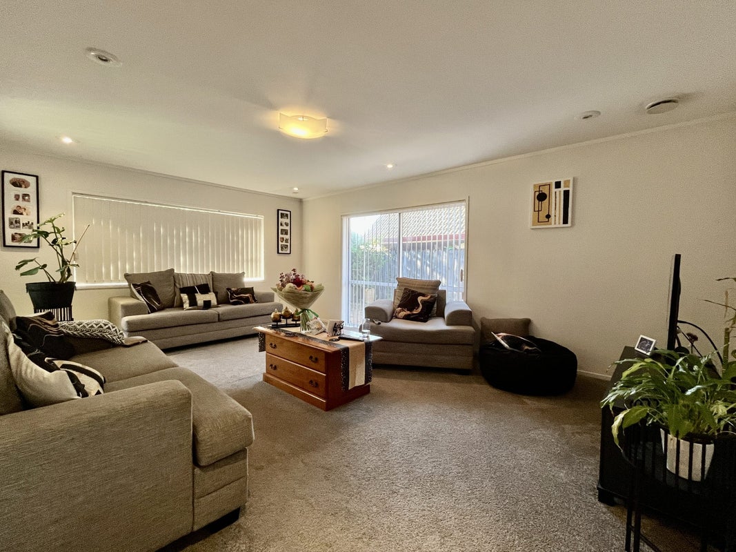 2 Merino Avenue, Somerville, Manukau - Carousel 1