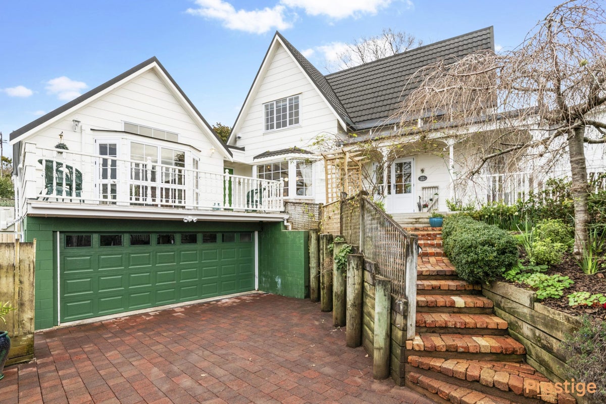 32A Corunna Road, Milford, Auckland - Carousel 1