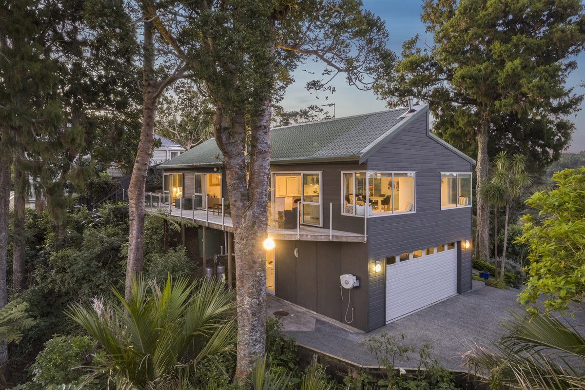 9 Tinopai Road, Titirangi, Auckland - Carousel 2