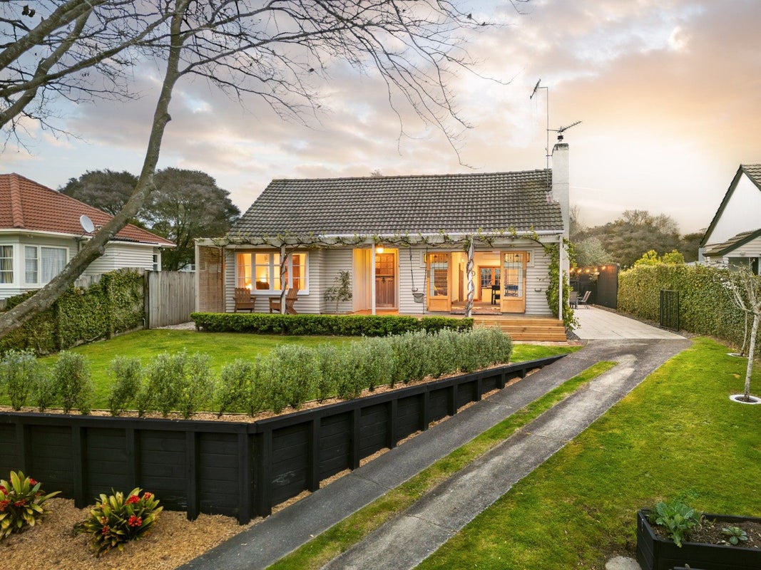 13 Plunket Terrace, Hamilton East, Hamilton - Carousel 2