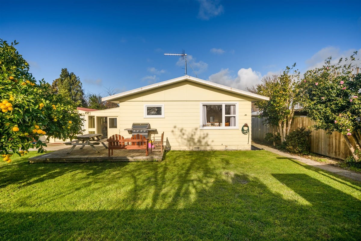 16 Clarke Avenue, Highbury, Palmerston North - Carousel 1