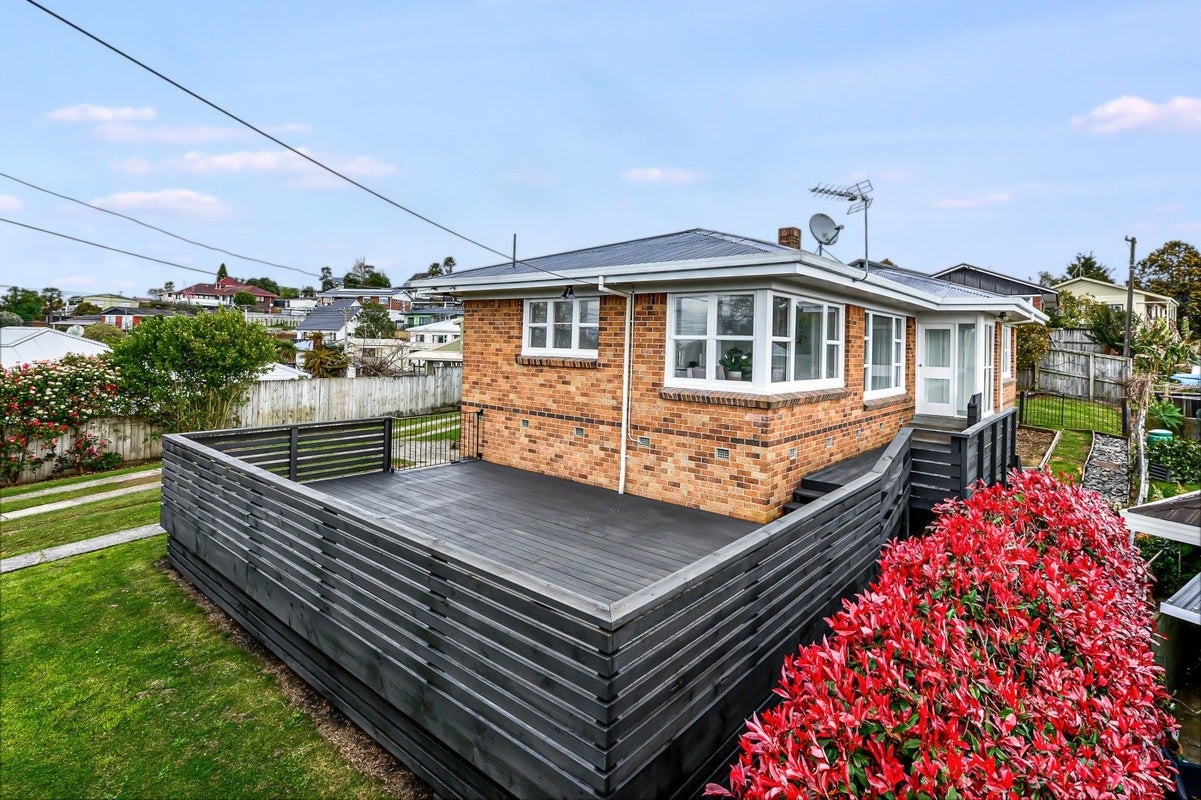 49 Livingstone Avenue, Nawton, Hamilton - Carousel 1