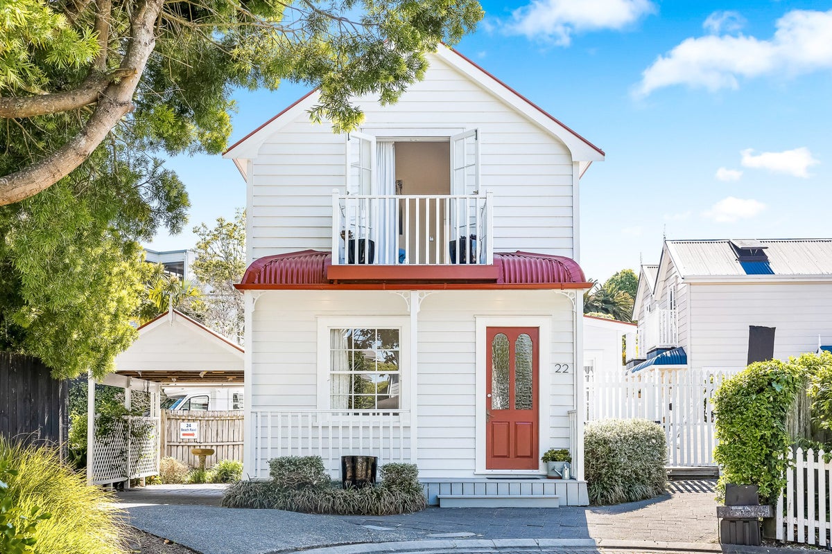 22 Beach Road, Te Atatu Peninsula, Auckland - Carousel 1