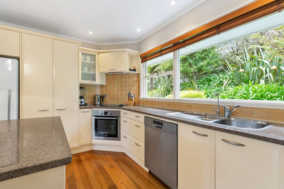 22 Pine Terrace, Howick, Auckland - Carousel 1