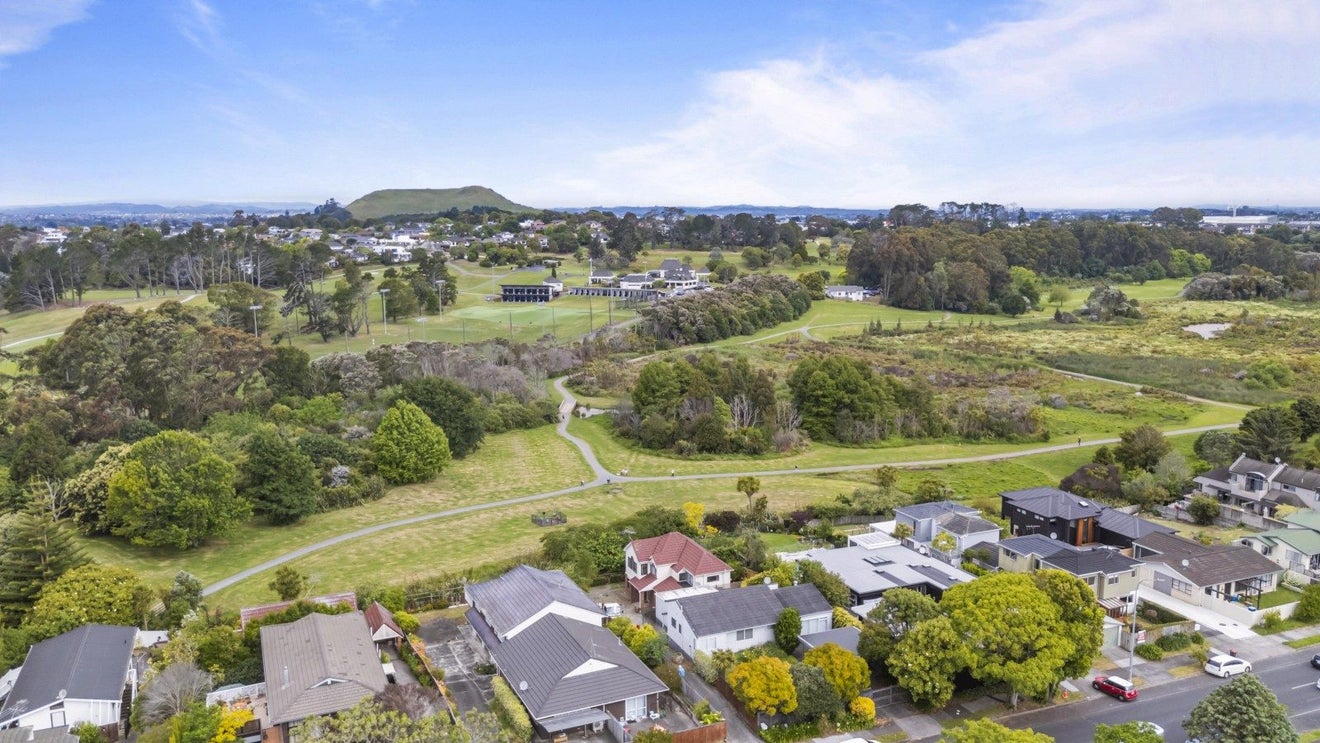 2/131 Grand Drive, Remuera, Auckland - Carousel 2