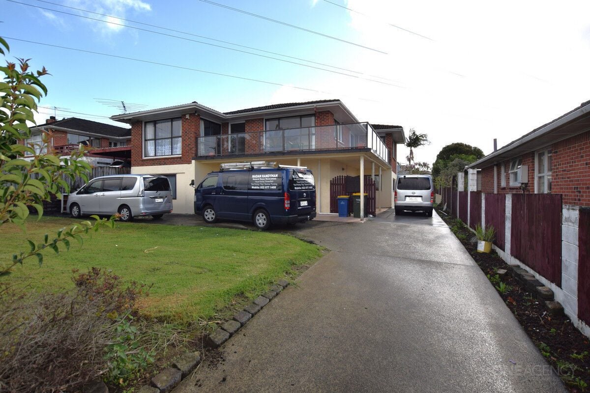52 Tiroroa Avenue, Te Atatu South, Auckland - Carousel 1
