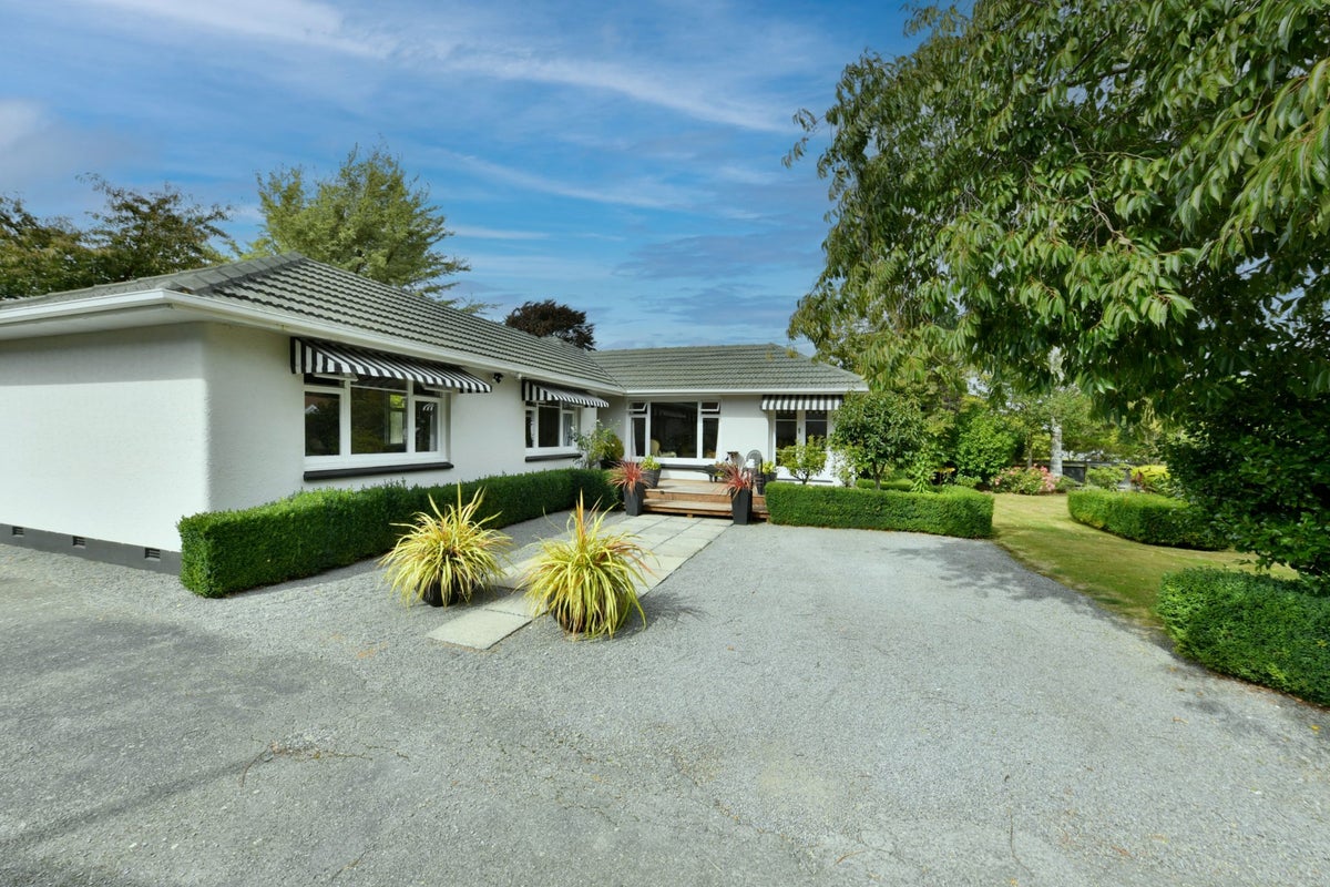 19 Middlepark Road, Sockburn, Christchurch - Carousel 1