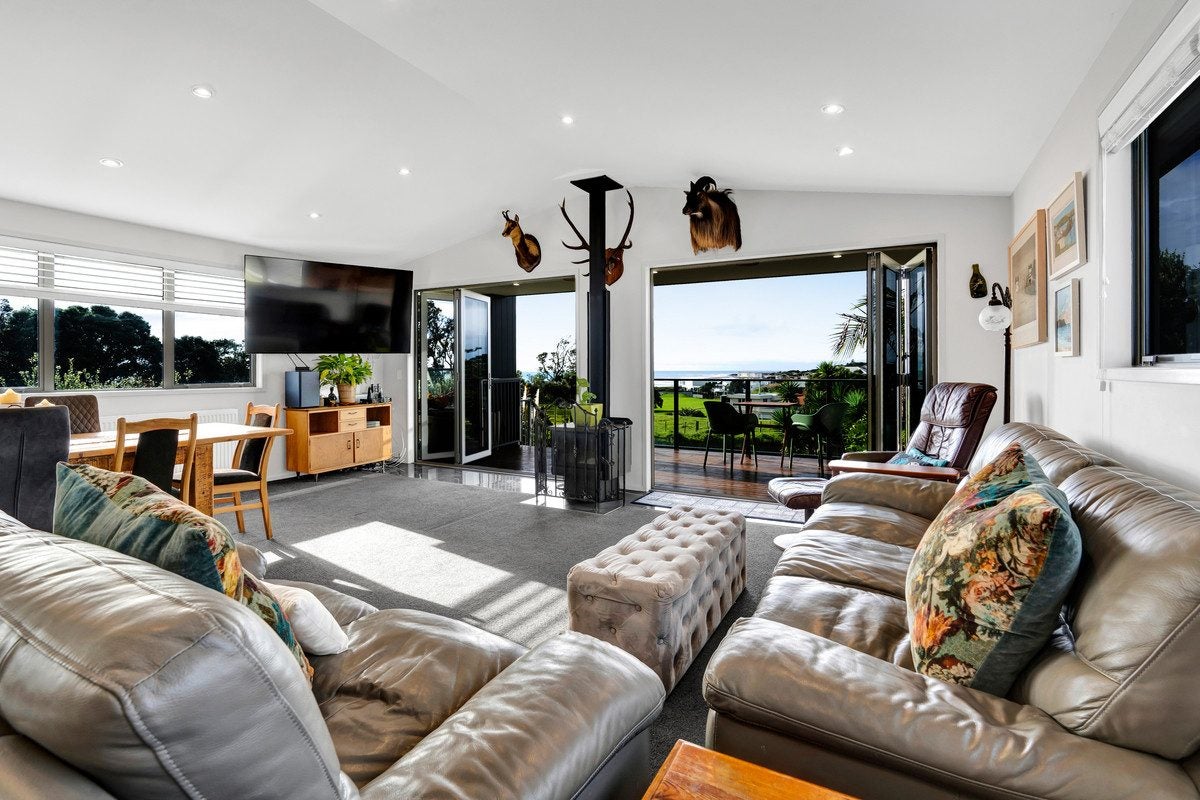 3 Baring Terrace, Strandon, New Plymouth - Carousel 2