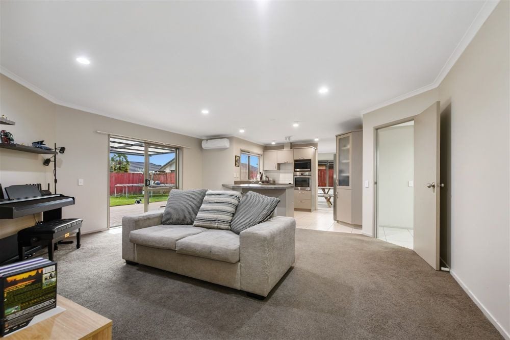 99 Barrington Drive, Huntington, Hamilton - Carousel 2