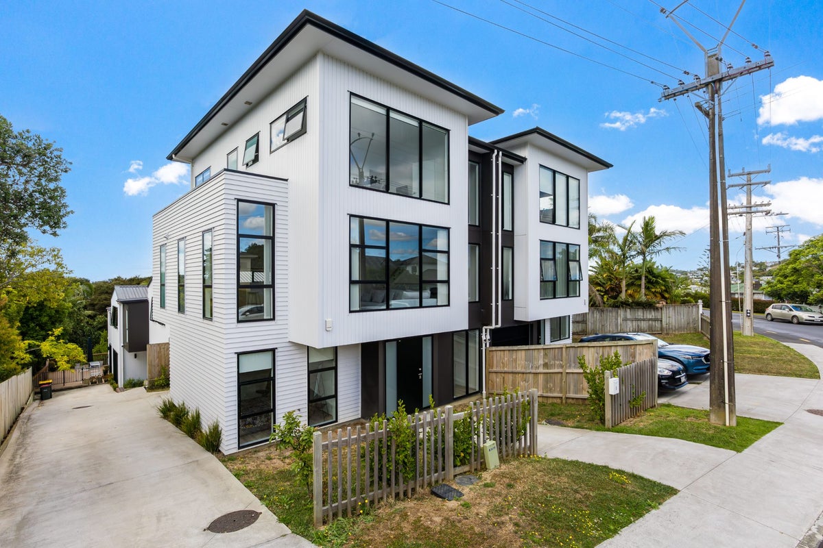 5 Merton Avenue, Glenfield, Auckland - Carousel 1