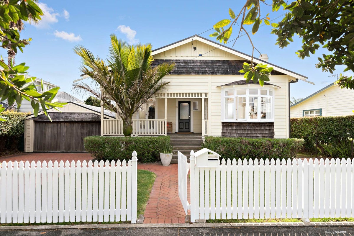 21 Hemi Street, Narrow Neck, Auckland - Carousel 1