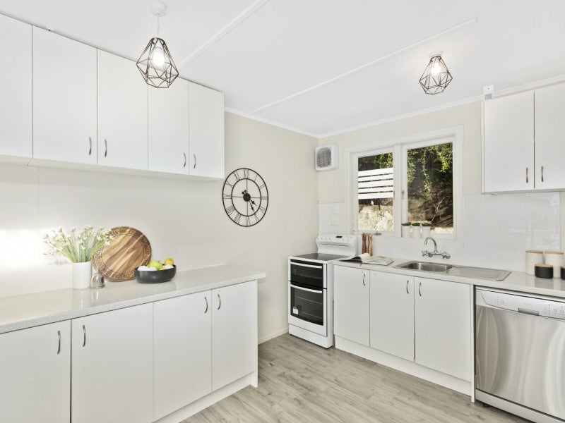 11 Bird Grove, Stokes Valley, Lower Hutt - Carousel 2