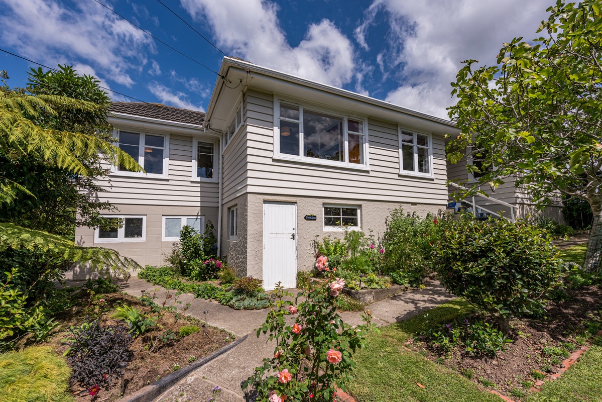 22 Raroa Terrace, Tawa, Wellington - Carousel 2