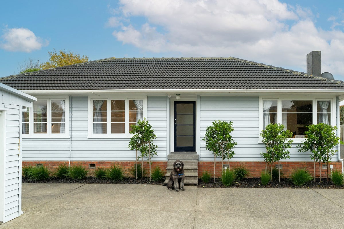 27 Essex Street, Te Atatu South, Auckland - Carousel 1