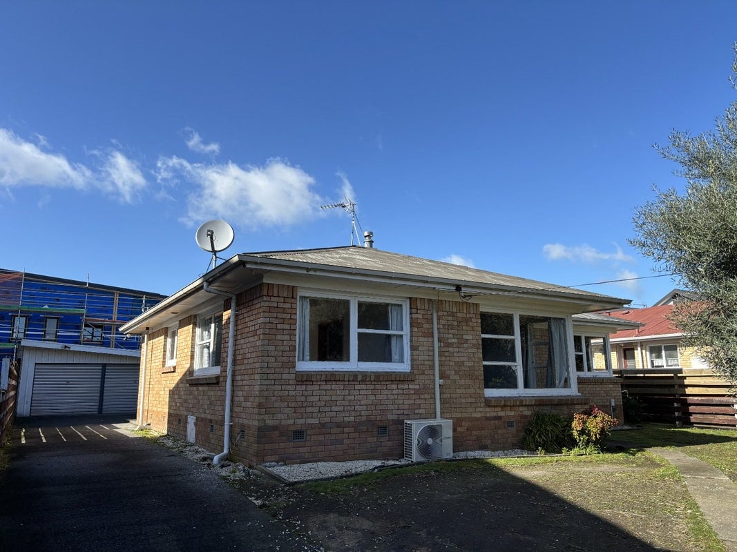 16 Beaumont Street, Hamilton East, Hamilton - Carousel 1