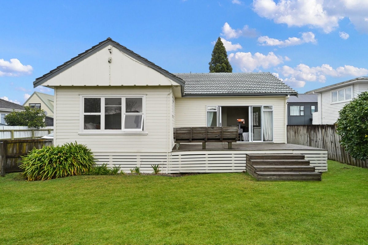 41 Lake Crescent, Hamilton Lake, Hamilton - Carousel 1