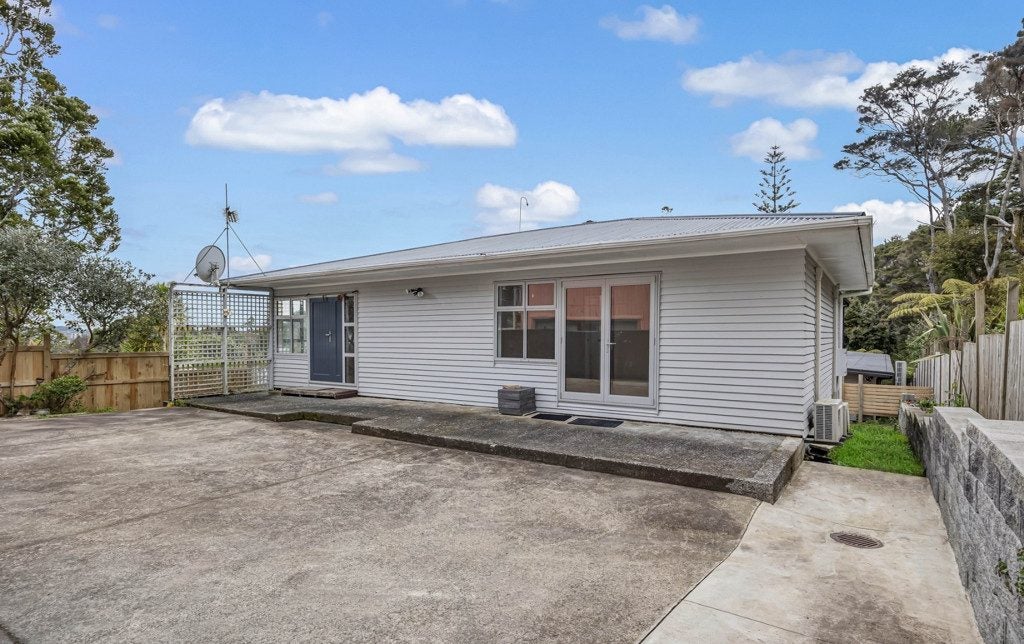33B Fairmount Road, Titirangi, Auckland - Carousel 1